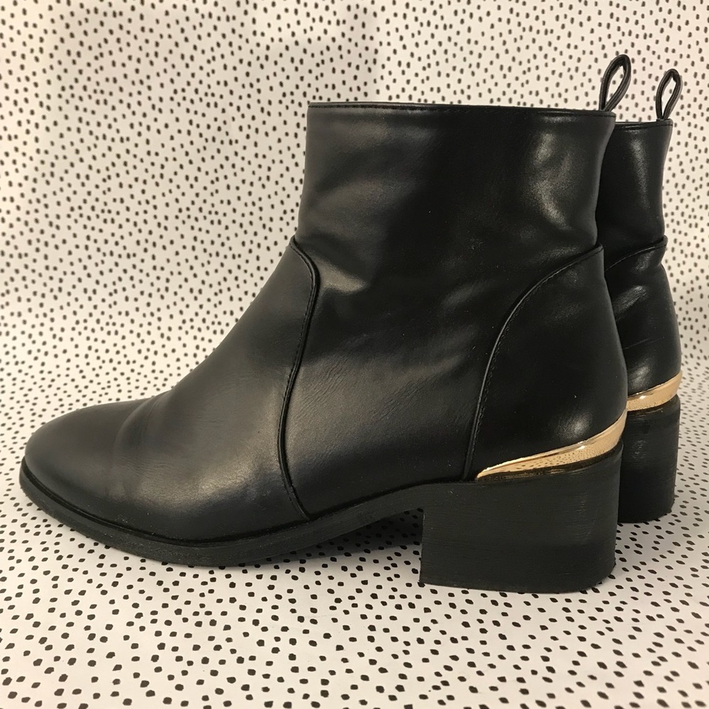 Black Booties w/ GOLD accent heel 💛